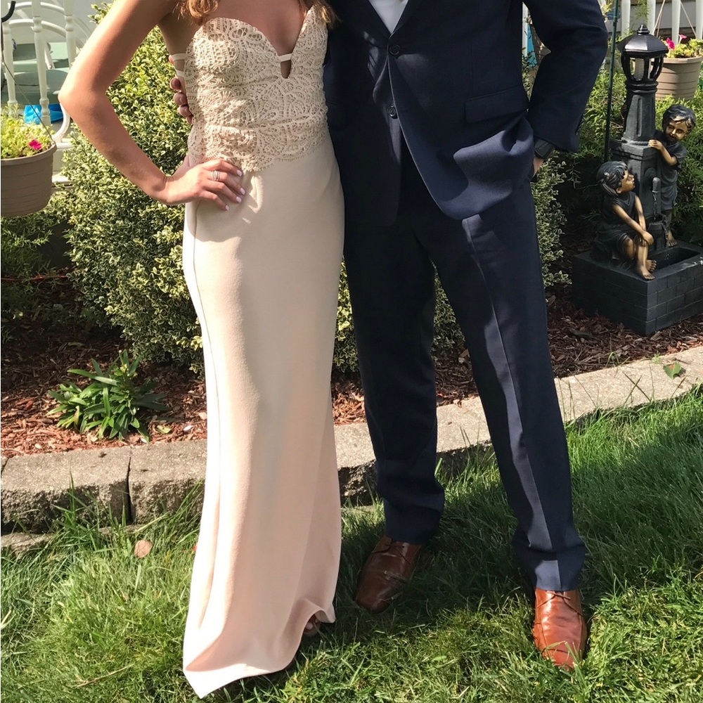 Beautiful wedding guest dress for spring or summer!